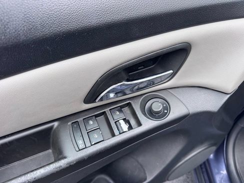 Used 2013 Chevrolet Cruze LS FWD image 17