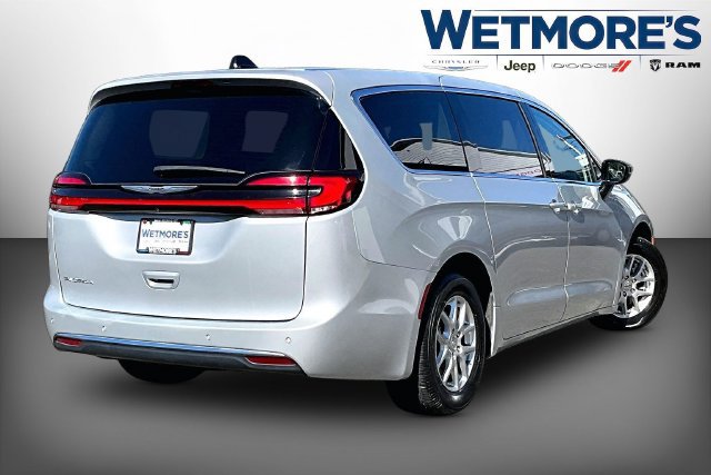 Used 2024 Chrysler Pacifica Touring-L FWD image 6