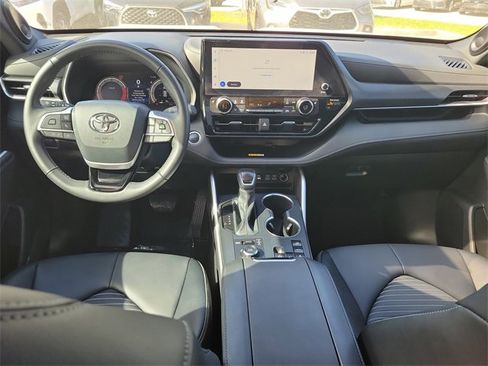 Used 2025 Toyota Highlander XSE image 7