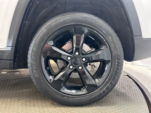 Used 2023 Jeep Grand Cherokee Altitude AWD/4WD image 34