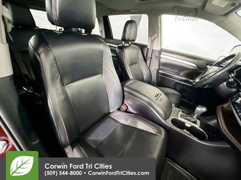 Used 2019 Toyota Highlander XLE AWD/4WD image 17