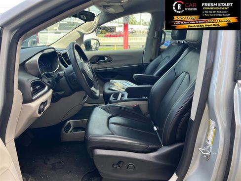 Used 2024 Chrysler Pacifica Touring-L image 14