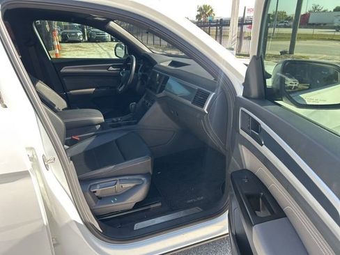 Used 2021 Volkswagen Atlas Cross Sport SE w/ Panoramic Sunroof Package image 9