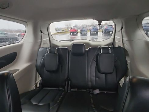 Used 2024 Chrysler Pacifica Touring-L image 40
