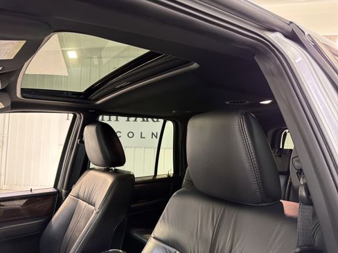 Used 2015 Lincoln Navigator 2WD image 10