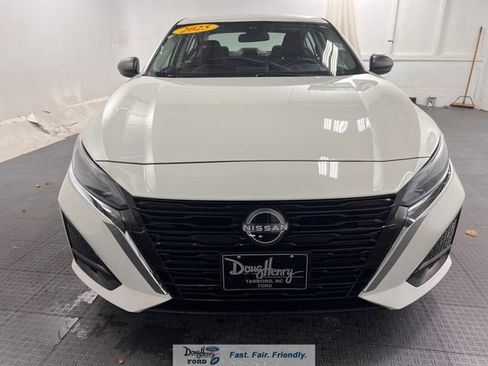 Used 2025 Nissan Altima 2.5 SV FWD image 2