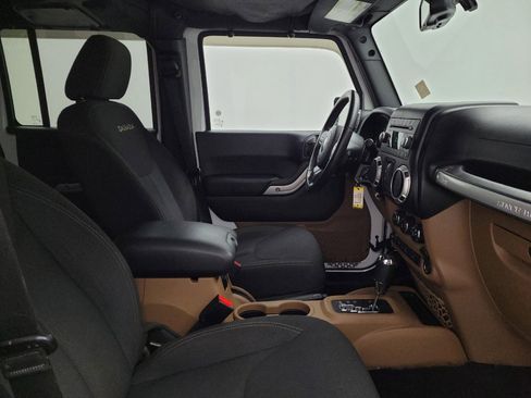 Used 2016 Jeep Wrangler Unlimited Sahara w/ Connectivity Group image 21