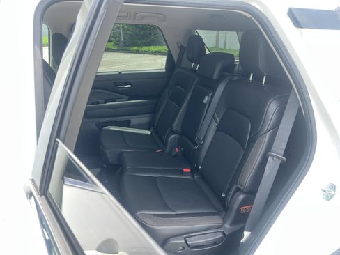 Used 2023 Nissan Pathfinder SL AWD/4WD image 15