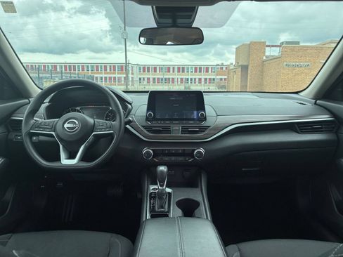Used 2025 Nissan Altima 2.5 SV FWD image 29