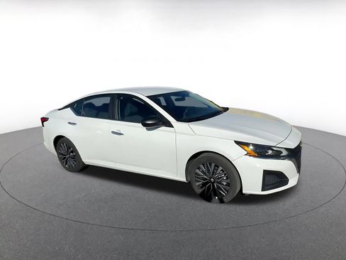 Used 2025 Nissan Altima 2.5 SV image 2