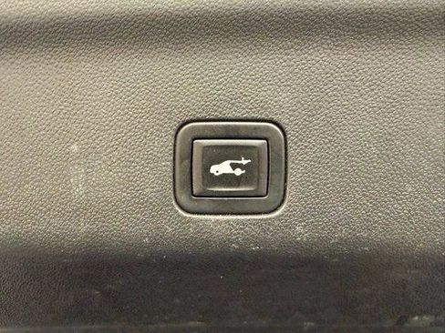 Used 2021 GMC Yukon XL Denali image 15