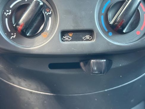 Used 2016 Nissan Versa SV FWD image 12