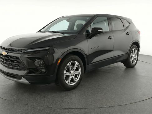 Used 2025 Chevrolet Blazer LT FWD image 3