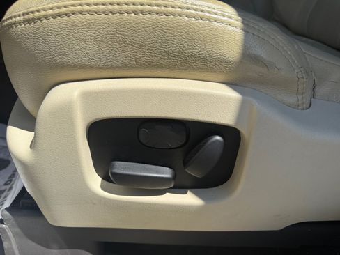 Used 2013 Lincoln MKT FWD image 16