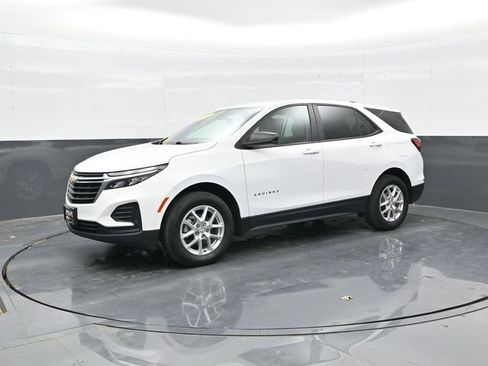 Used 2022 Chevrolet Equinox LS w/ LS Convenience Package AWD/4WD image 3