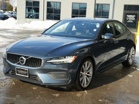 Used 2019 Volvo S60 T6 Momentum w/ Multimedia Package image 5