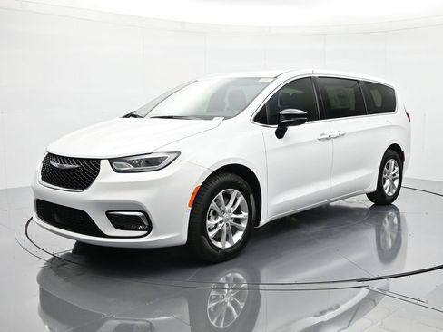 New 2026 Chrysler Pacifica Select image 1