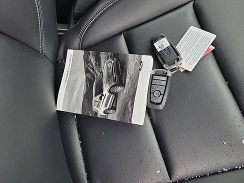 Used 2022 Ford Explorer XLT w/ Equipment Group 202A image 5