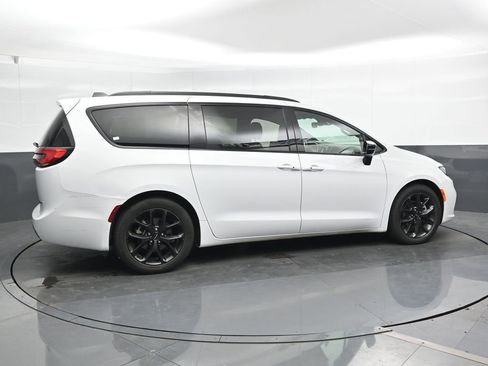 Used 2025 Chrysler Pacifica Limited image 3