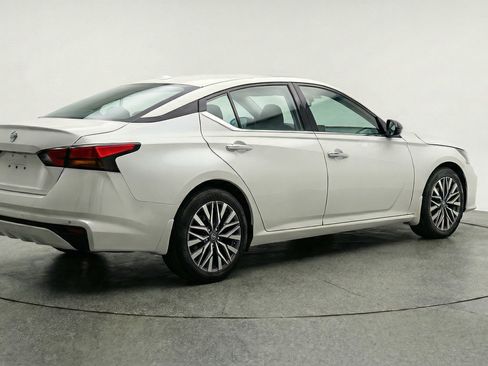 Used 2025 Nissan Altima 2.5 SV image 9