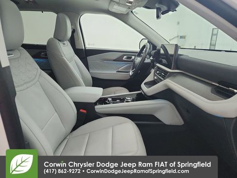 Used 2025 Ford Explorer Platinum w/ Ultimate Package RWD image 35