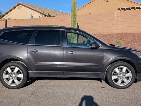 Used 2017 Chevrolet Traverse LT w/ Style and Technology Package image 4