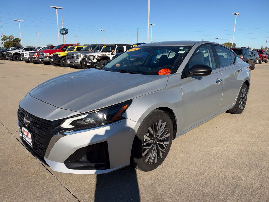 Used 2024 Nissan Altima 2.5 SV FWD image 11