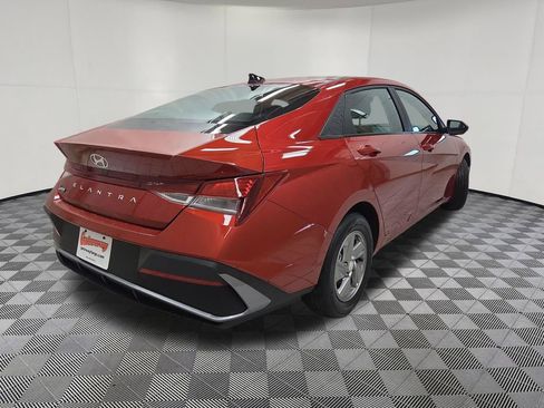 Used 2025 Hyundai Elantra SE FWD image 4