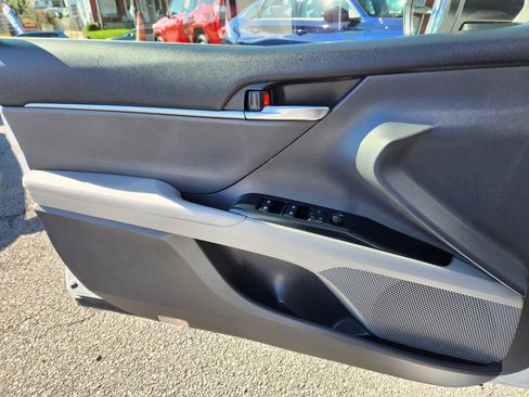 Used 2018 Toyota Camry LE image 23