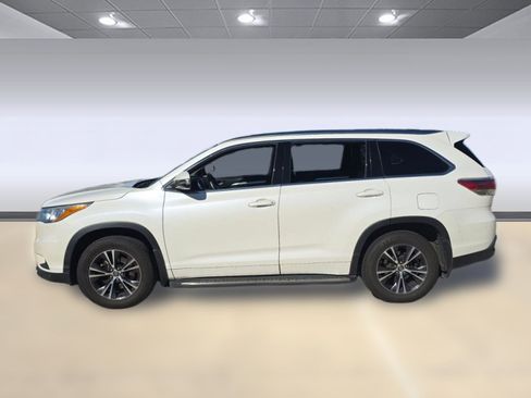 Used 2016 Toyota Highlander XLE image 2
