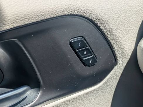 Used 2024 Chrysler Pacifica Limited FWD image 28