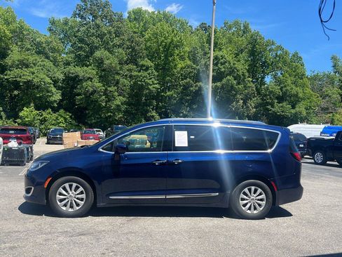 Used 2018 Chrysler Pacifica Touring-L FWD image 2