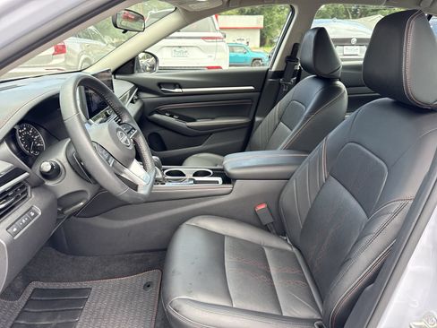 Used 2023 Nissan Altima 2.5 SR w/ SR Premium Package FWD image 9