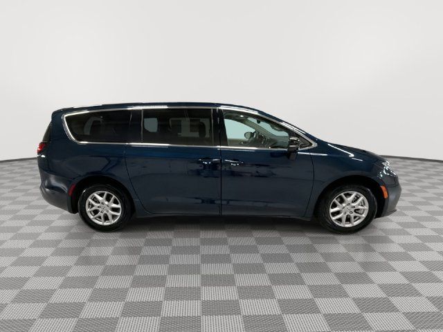 Used 2024 Chrysler Pacifica Touring-L FWD image 12