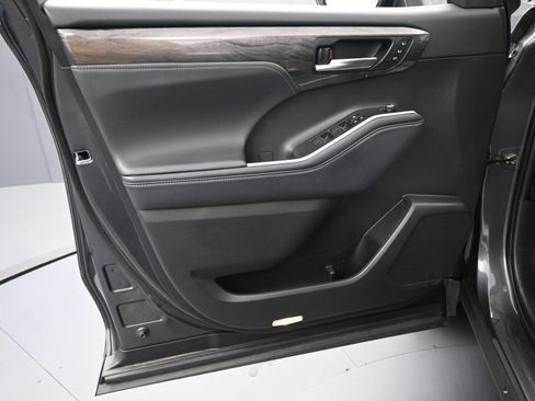 Used 2023 Toyota Highlander L image 16
