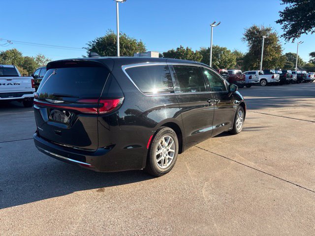 Used 2024 Chrysler Pacifica Touring-L FWD image 5