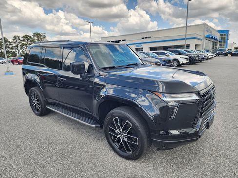 Used 2024 Lexus GX 550 w/ Accessory Package (2T) AWD/4WD image 2
