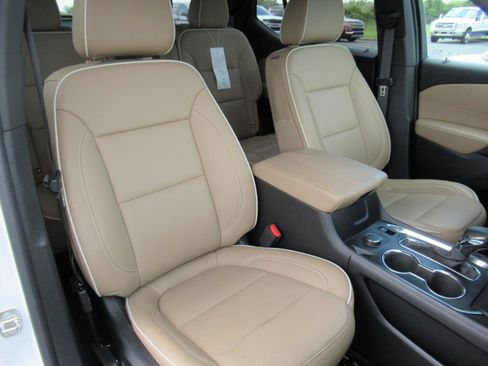 Used 2023 Chevrolet Traverse Premier FWD image 9