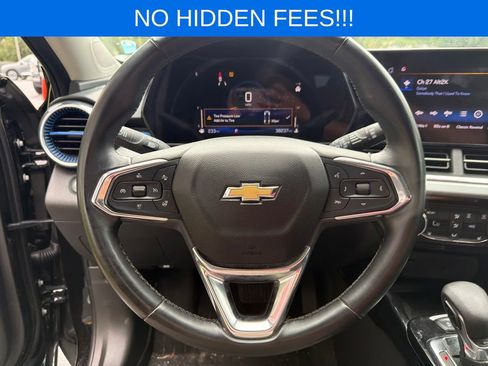 Used 2025 Chevrolet Trax LT w/ Sunroof Package FWD image 18