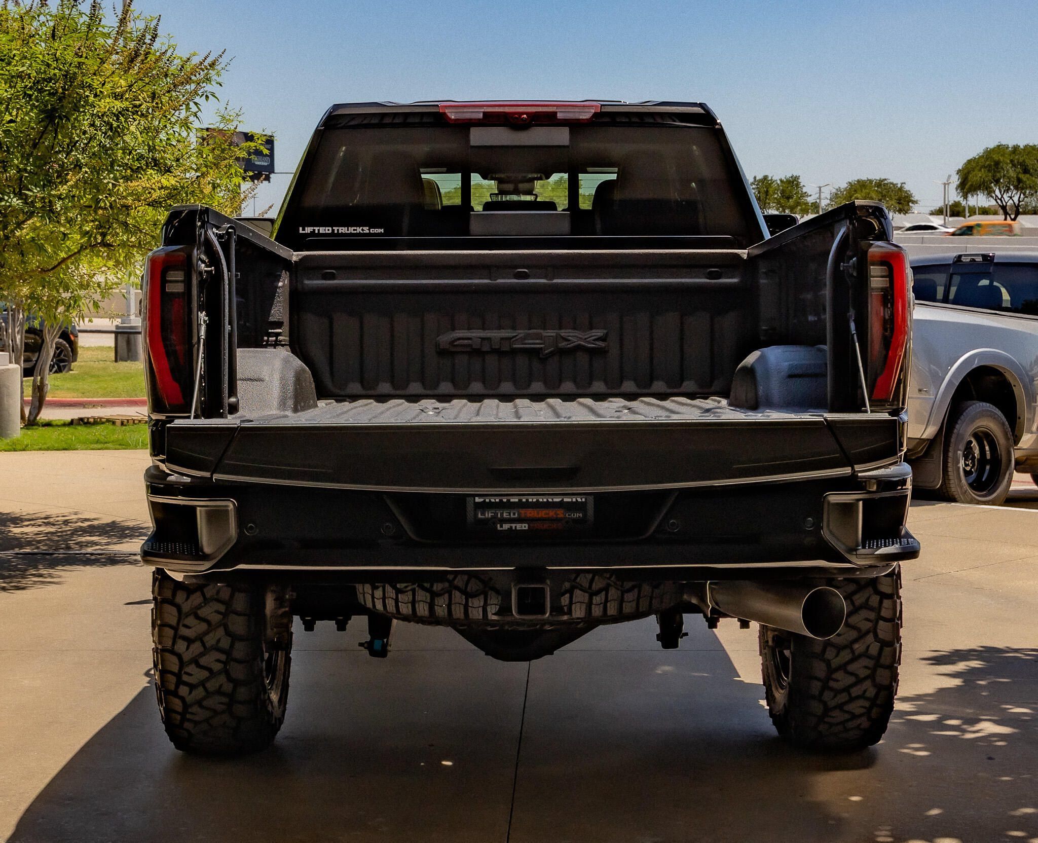 Used 2024 GMC Sierra 2500 AT4X AWD/4WD image 9