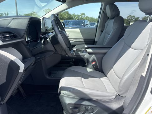 Used 2024 Toyota Sienna XLE FWD image 9