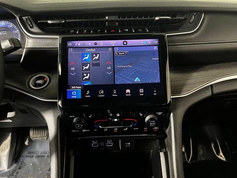 Used 2024 Jeep Grand Cherokee Limited RWD image 19