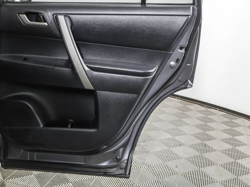 Used 2012 Toyota Highlander SE w/ Tow Pkg image 45