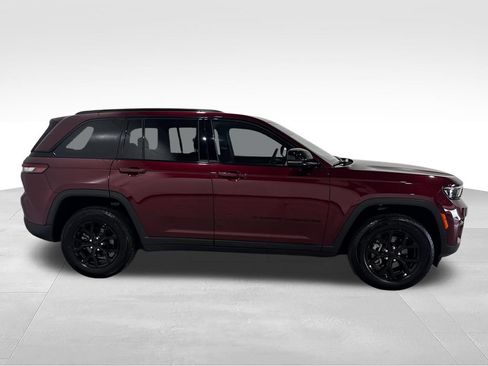 Used 2025 Jeep Grand Cherokee Altitude AWD/4WD image 22