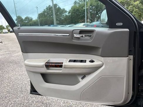 Used 2010 Chrysler 300 C RWD image 10
