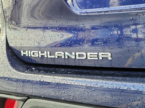 Used 2021 Toyota Highlander XLE image 6