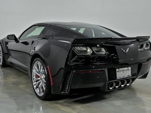 Used 2015 Chevrolet Corvette Z06 w/ 3LZ Preferred Equipment Group RWD image 8