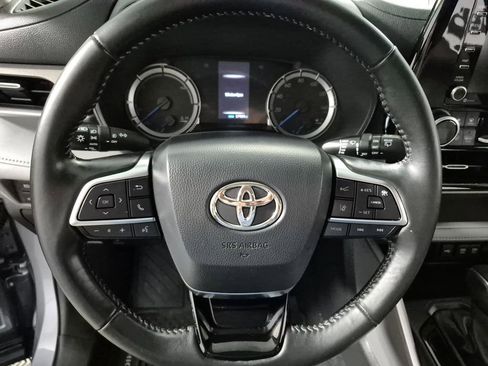 Used 2021 Toyota Highlander LE AWD/4WD image 11