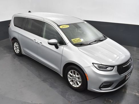 Used 2023 Chrysler Pacifica Touring-L FWD image 35