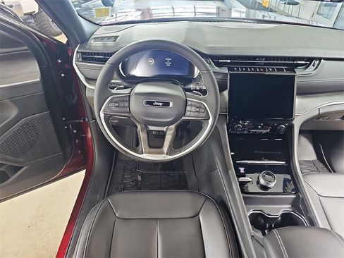 Used 2025 Jeep Grand Cherokee Limited image 19